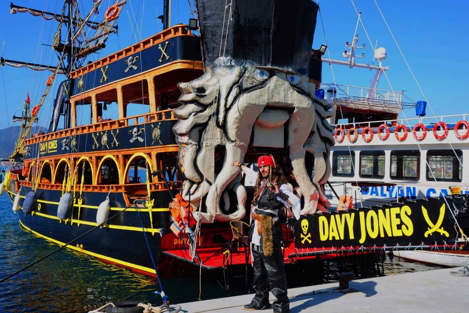 Пиратский корабль Davy Jones из Мармариса